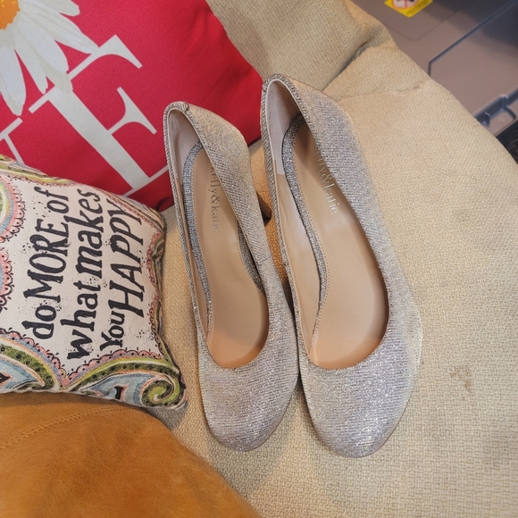 Kelly & Katie Silver Sparkly Closed Toe Heels 2.5 inch pumps - Picture 8 of 10